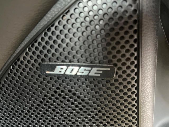 【BOSEサウンドシステム】メーカーオプションの高品位サウンドシステムを搭載。専用のチューニングが施された大小様々なスピーカーから良質なサウンドが奏でられ、臨場感あふれる音響空間を演出します。