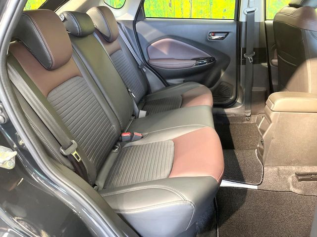 後部座席も気になるようなキズ・汚れやへたり等、大きなダメージはなく、良好な状態です。