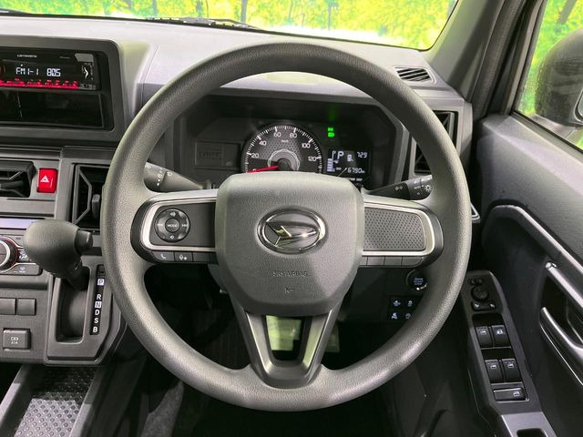 �C���e���A�ɍ��킹���f�U�C���̃X�e�A�����O�́A�^�]�������̂��Ƃ��l���A�^�]���₷���`��A�傫���ł��B�����x�A���ۂɐG���Ă��m���߂��������B