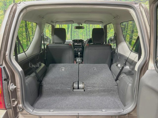 ���i�̂���������ʋ΁A���}���ɏ\���ȉ׎��X�y�[�X���m�ۂ��Ă���܂��B�Z�J���h�V�[�g��|���ƁA�傫�ȉו��̐ύڂ��\�ł���