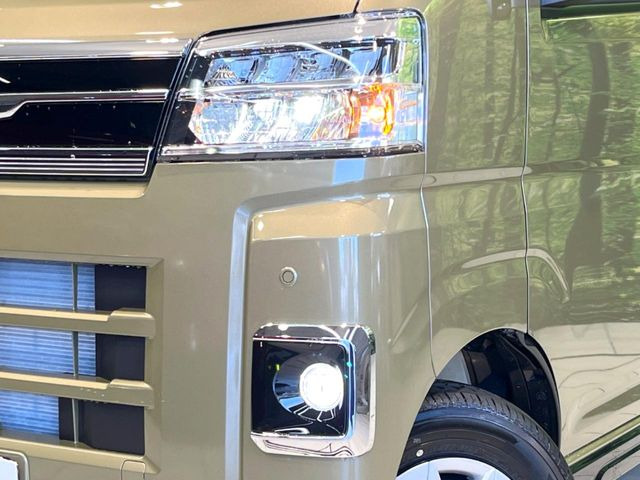 【LEDヘッドライト】悪天候や夜間走行時も良好な視界を確保し安心して運転できる高輝度LEDヘッドライトを装備!点灯速度が早く、消費電力も抑えられています。