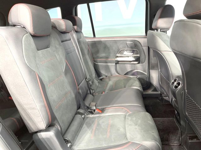 ●後部座席も気になるようなキズ・汚れやへたり等、大きなダメージはなく、良好な状態です。