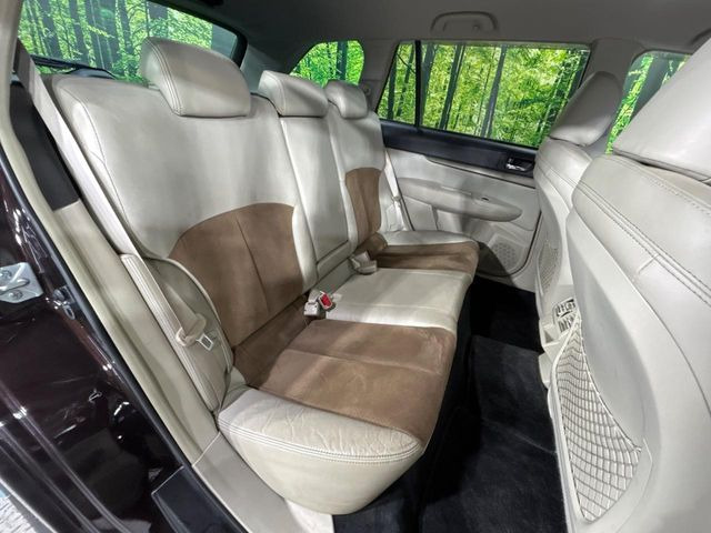 後部座席も気になるようなキズ・汚れやへたり等、大きなダメージはなく、良好な状態です。