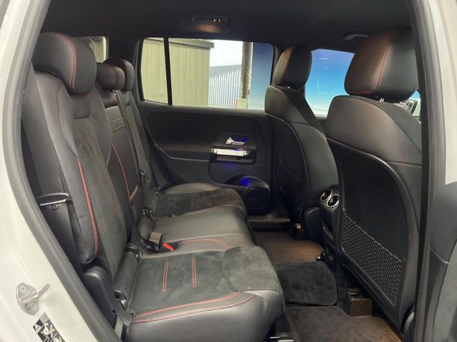 ●後部座席も気になるようなキズ・汚れやへたり等、大きなダメージはなく、良好な状態です。
