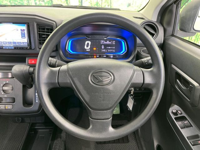 �C���e���A�ɍ��킹���f�U�C���̃X�e�A�����O�́A�^�]�������̂��Ƃ��l���A�^�]���₷���`��A�傫���ł��B�����x�A���ۂɐG���Ă��m���߂��������B