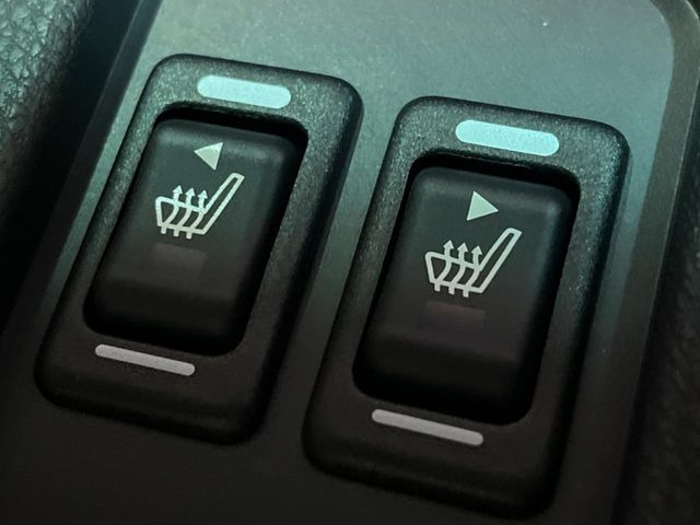 【シートヒーター】寒い日に重宝するシートヒーター!エアコンより早く温まってくれるので寒がりの人も安心ですね♪エアコンの温風は乾燥するから苦手、という方にもをおすすめです。