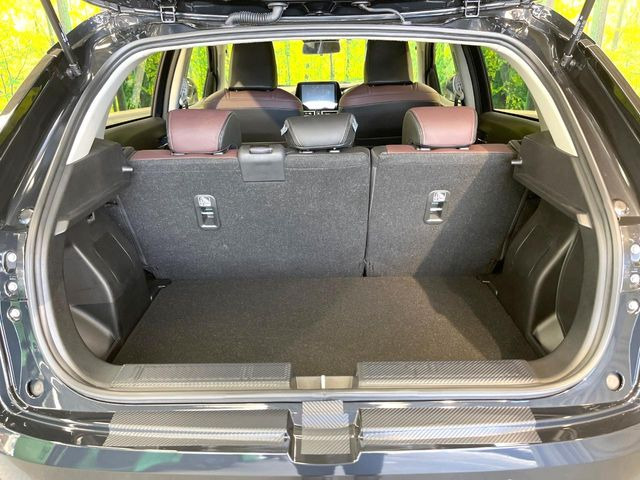 普段のお買い物や通勤、送迎等に十分な荷室スペースを確保しております。セカンドシートを倒すと、大きな荷物の積載も可能です♪