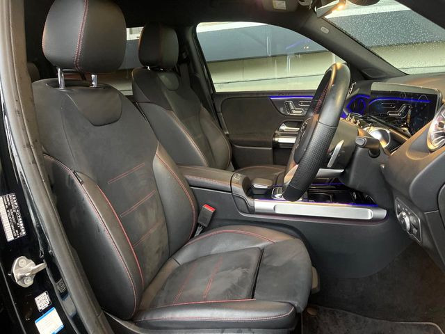 ●前席:ゆったりとしたドライバースペースで、長時間の運転でも快適にお過ごしいただけます。