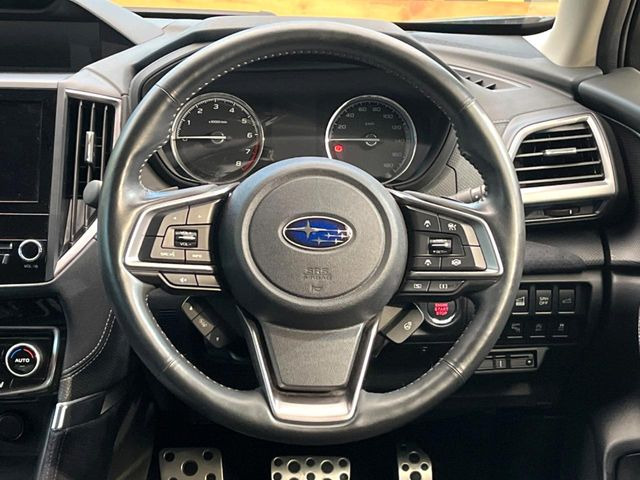 �C���e���A�ɍ��킹���f�U�C���̃X�e�A�����O�́A�^�]�������̂��Ƃ��l���A�^�]���₷���`��A�傫���ł��B�����x�A���ۂɐG���Ă��m���߂��������B