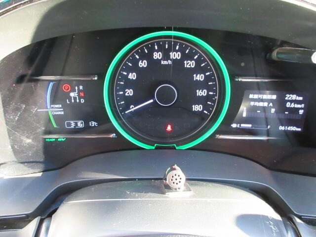 3�ɕ����ꂽ���[�^�[�p�l���͋@�\���Ƃɕ�����Ă���̂ŁA�Ԃ̏󋵂����f���₷���A���₷���f�U�C���ƂȂ��Ă���܂��B