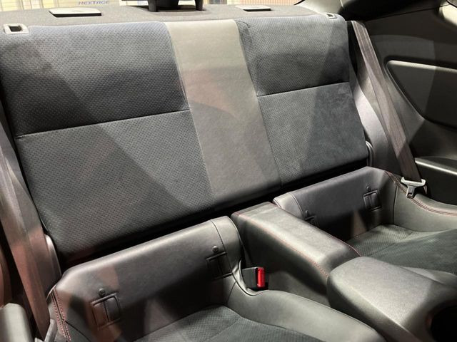 後部座席も気になるようなキズ・汚れやへたり等、大きなダメージはなく、良好な状態です。