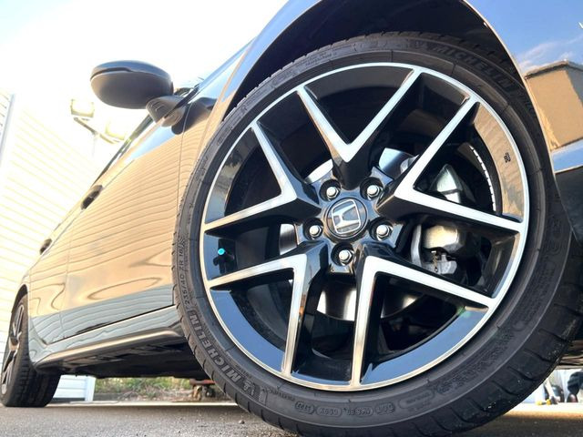 【純正18インチアルミホイール】外観にマッチした純正アルミホイールを装着しております。各種社外アルミホイールや、スタッドレスタイヤも取扱いしております。是非ご相談ください♪