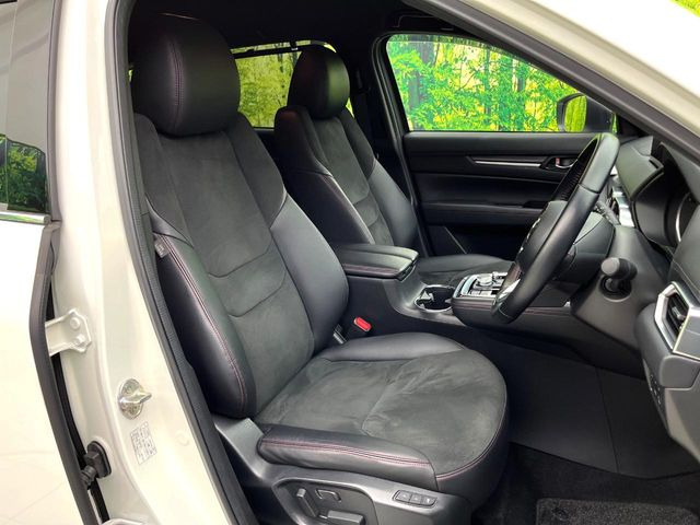 【ハーフレザーシート】高級感と座り心地を両立した人気のシート♪背面・座面のファブリック素材は、通気性の良さや滑りにくさに優れています。気温や服装に左右されず快適にお乗りいただけます。