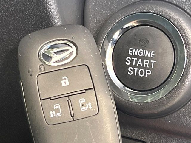 【キーフリーシステム】カバンやポケットに入れたままでもドアの施錠・解錠が可能なスマートキーを装備。エンジンのオン・オフ時もカギを取り出す必要が無いからとっても便利です♪