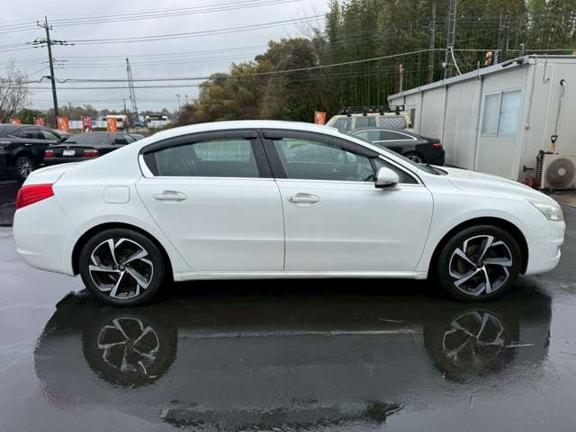 当店在庫は外装、内装クリーニング後に展示し、併せて事故修復歴の有無、メーター改ざん歴の有無も第三者機関による検査を全台実施しております。車検、整備、鈑金塗装も自社で対応できますのでご安心ください。