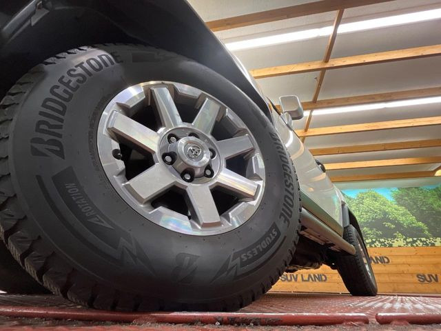 【純正オプション17インチアルミホイール】純正オプションホイールを装着。走行性能の向上に加え、外観もよりスタイリッシュになっています。