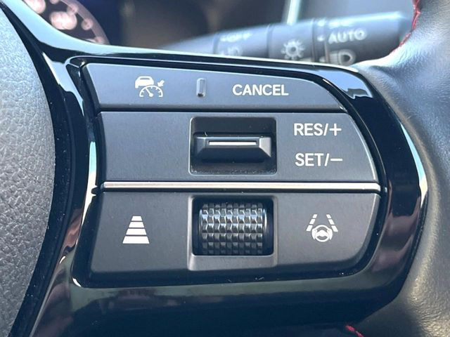 【アダプティブクルーズコントロール】高速道路での長距離走行が楽に!!自動で速度を保つクルーズコントロールが、衝突軽減システムと連携し、前方の車両を感知して車間を保つように速度調節してくれます!!