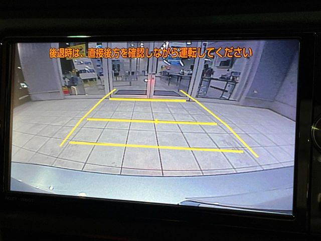 【バックカメラ】駐車時に後方がリアルタイム映像で確認できます。大型商業施設や立体駐車場での駐車時や、夜間のバック時に大活躍!運転スキルに関わらず、今や必須となった装備のひとつです!