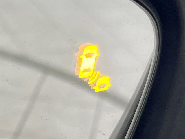 【ブラインドスポットインフォメーション】走行中、ドアミラーの死角になりやすい箇所に後続車が接近するとサイドミラー付近に警告を表示、ドライバーに注意喚起をしてくれます。