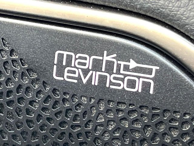 【マークレビンソンサウンドシステム】高品位サウンドシステムを搭載。専用のチューニングが施された大小様々なスピーカーから良質なサウンドが奏でられ、臨場感あふれる音響空間を演出します。