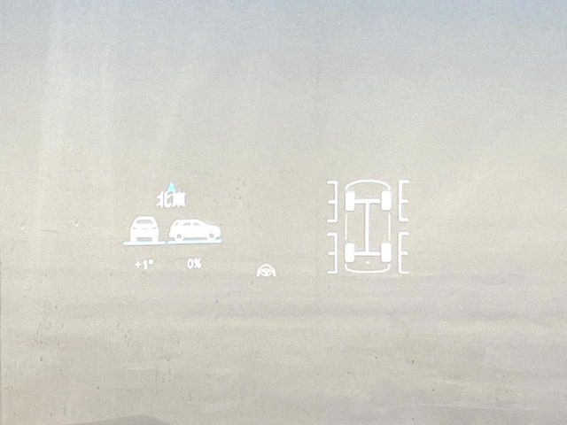 ●ヘッドアップディスプレイ:現在の速度や走行情報をデジタル表示で運転席前方のガラスに投影!運転中、視線をずらさず必要な情報を確認できるのでとっても便利で安心!