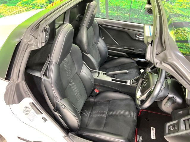 運転席まわりには十分なスペースがあり、大柄な方でもゆったり運転していただける環境です。