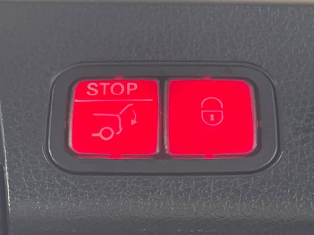 ●電動リアゲート:ワンタッチでリアゲートの開閉ができ、荷物などで両手が塞がっている状態でも簡単に開閉ができる便利機能です。