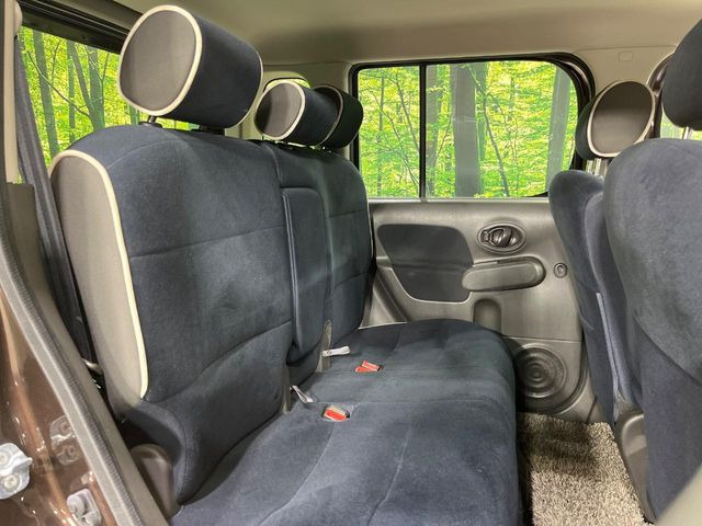 後部座席も気になるようなキズ・汚れやへたり等、大きなダメージはなく、良好な状態です。