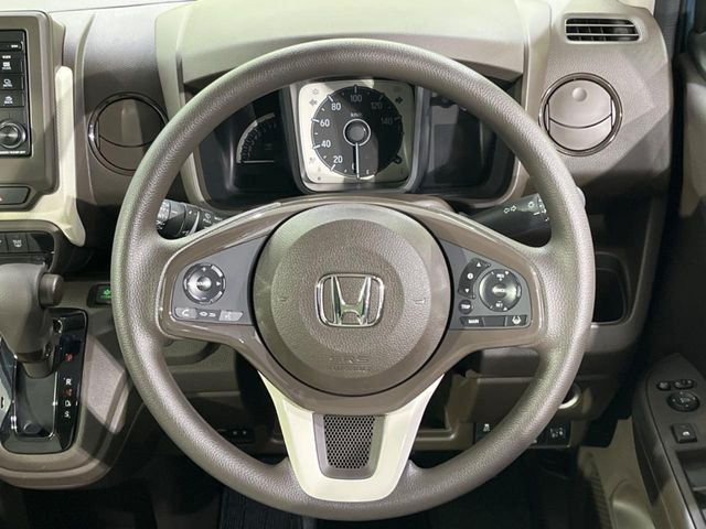 �C���e���A�ɍ��킹���f�U�C���̃X�e�A�����O�́A�^�]�������̂��Ƃ��l���A�^�]���₷���`��A�傫���ł��B�����x�A���ۂɐG���Ă��m���߂��������B