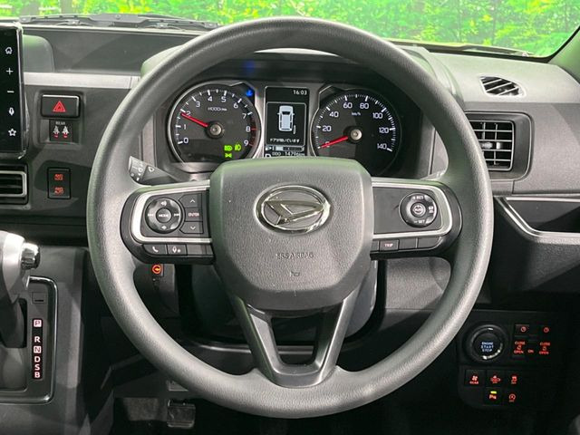 �C���e���A�ɍ��킹���f�U�C���̃X�e�A�����O�́A�^�]�������̂��Ƃ��l���A�^�]���₷���`��A�傫���ł��B�����x�A���ۂɐG���Ă��m���߂��������B