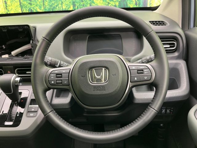 �C���e���A�ɍ��킹���f�U�C���̃X�e�A�����O�́A�^�]�������̂��Ƃ��l���A�^�]���₷���`��A�傫���ł��B�����x�A���ۂɐG���Ă��m���߂��������B