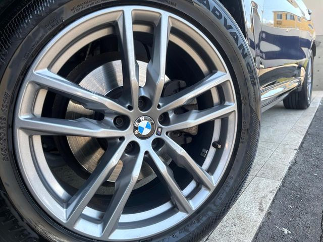 ●純正19インチアルミホイール:輸入車ならではの卓越した走りを支えるホイールと足回りです!日本車の走りに慣れている方にもぜひ体感して頂きたいほど、高いレベルでまとまっています!