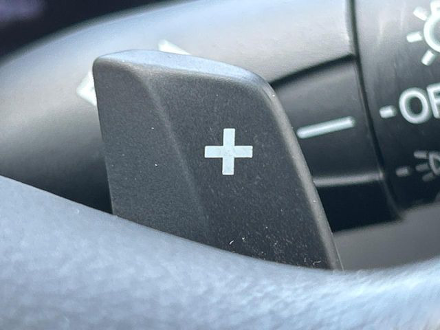 【パドルシフト】ハンドルから手を離さずに素早くシフトアップ&ダウンができるので、エンジンブレーキを使う下り坂や高速道路の合流で加速したい場面で役立ちます。