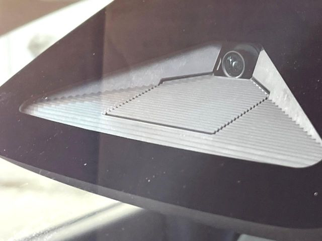 【ホンダセンシング】走行中に前方の車両等を認識し、衝突しそうな時は警報とブレーキで衝突回避と被害軽減をアシスト。より安全にドライブをお楽しみいただけます。