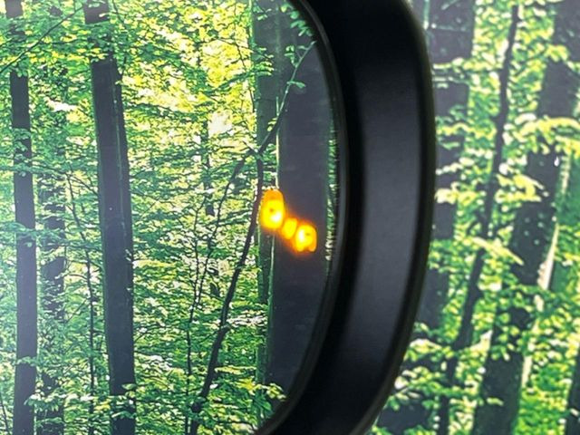 【ブラインドスポットモニター】走行中、ドアミラーの死角になりやすい箇所に後続車が接近するとサイドミラー付近に警告を表示、ドライバーに注意喚起をしてくれます。