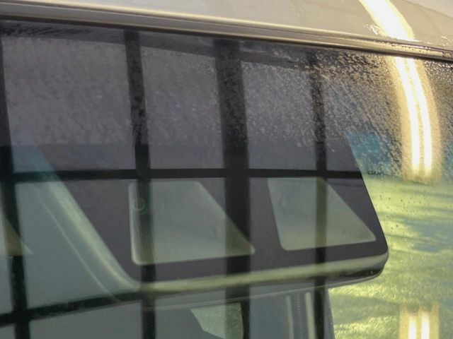 【スマートアシスト】走行中に前方の車両等を認識し、衝突しそうな時は警報とブレーキで衝突回避と被害軽減をアシスト。より安全にドライブをお楽しみいただけます。