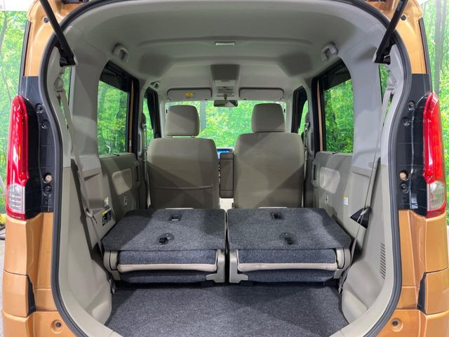 ���i�̂���������ʋ΁A���}���ɏ\���ȉ׎��X�y�[�X���m�ۂ��Ă���܂��B�Z�J���h�V�[�g��|���ƁA�傫�ȉו��̐ύڂ��\�ł���