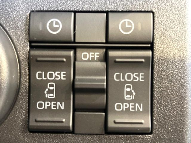 【両側パワースライドドア】スマートキーや運転席のスイッチで後席両側スライドドアの開閉が可能♪電動だから力を入れてドアを開ける必要が無く、小さなお子様でも簡単に開け閉めでき快適です♪