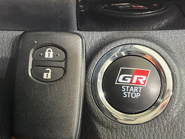 �y�X�}�[�g�L�[�z�J�o����|�P�b�g�ɓ��ꂽ�܂܂ł��h�A�̎{���E�������\�ȃX�}�[�g�L�[�𑕔��B�G���W���̃I���E�I�t�����J�M�����o���K�v����������Ƃ��Ă��֗��ł���