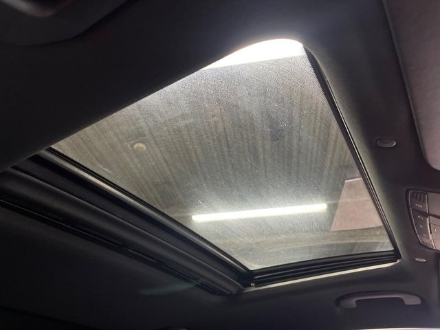 ●パノラミックスライディングルーフ::大迫力のパノラマルーフは、後部座席にまで続いており、開放的な空間をお楽しみいただけます。