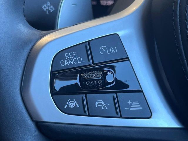 ●レーダークルーズコントロール:前の車との車間距離を一定にとりつつ、一定速度で自動走行してくれる次世代のクルーズコントロール!主に高速道路や自動車専用道路で使用する便利な機能です!