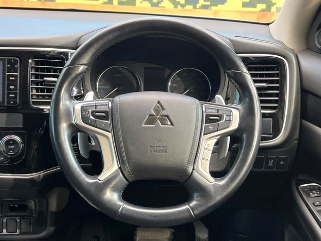 �C���e���A�ɍ��킹���f�U�C���̃X�e�A�����O�́A�^�]�������̂��Ƃ��l���A�^�]���₷���`��A�傫���ł��B�����x�A���ۂɐG���Ă��m���߂��������B