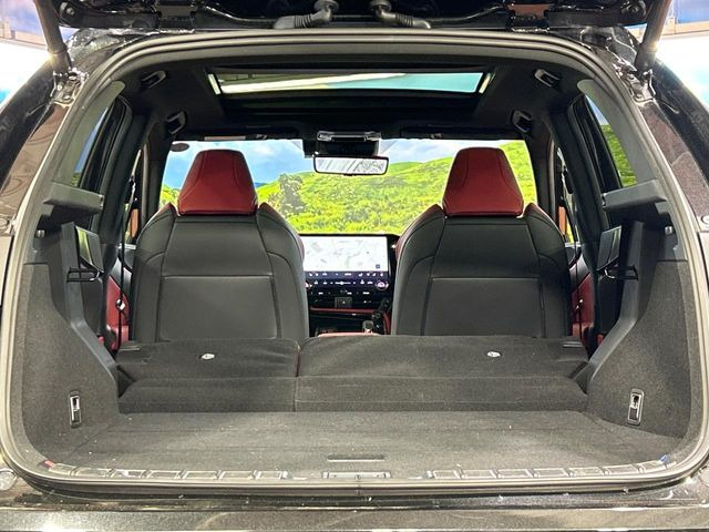 ���i�̂���������ʋ΁A���}���ɏ\���ȉ׎��X�y�[�X���m�ۂ��Ă���܂��B�Z�J���h�V�[�g��|���ƁA�傫�ȉו��̐ύڂ��\�ł���