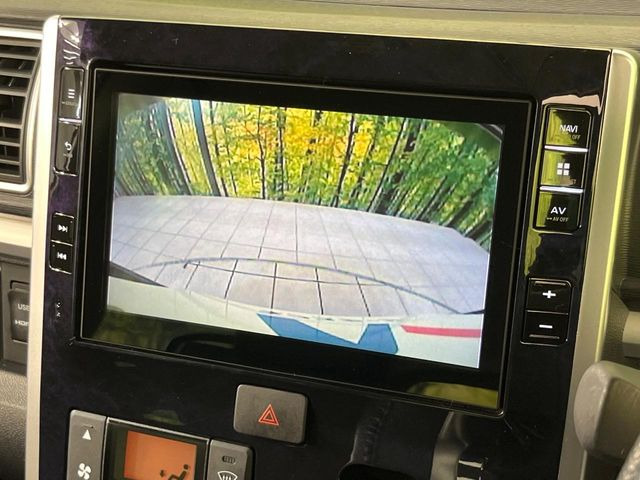 【バックカメラ】駐車時に後方がリアルタイム映像で確認できます。大型商業施設や立体駐車場での駐車時や、夜間のバック時に大活躍!運転スキルに関わらず、今や必須となった装備のひとつです!