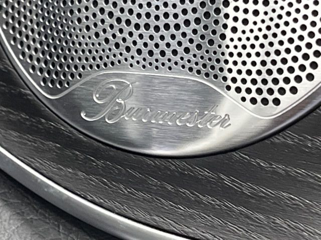 ●Burmesterサラウンドシステム:ハイエンドオーディオ専門メーカーが手掛ける車専用のプレミアムスピーカーを装備。多数のスピーカーから、音の粒立ちまで分かる高品質な音楽をお楽しみいただけます。