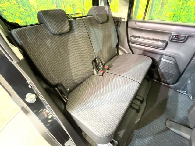 後部座席も気になるようなキズ・汚れやへたり等、大きなダメージはなく、良好な状態です。