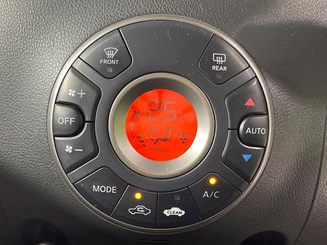 【オートエアコン】一度お好みの温度に設定すれば、車内の温度を検知し風量や温度を自動で調整。暑い&hellip;寒い&hellip;と何度もスイッチ操作をする必要はありません。快適な車内空間には必須の機能ですね♪