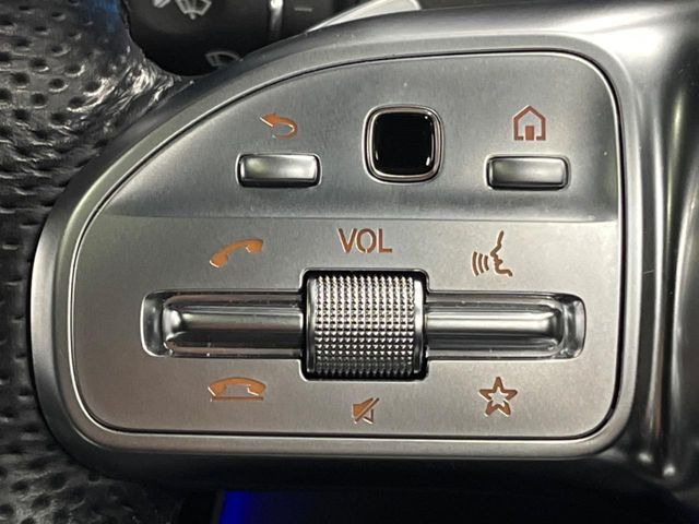 ●ディスタンスパイロットディストロニック:都市、郊外、高速道路などの走行時に、ステレオマルチパーパスカメラとレーダーセンサーにより、前走車を認識して速度に応じた車間距離を維持する次世代のクルコン!