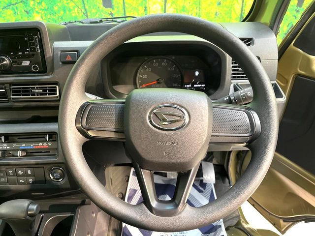 �C���e���A�ɍ��킹���f�U�C���̃X�e�A�����O�́A�^�]�������̂��Ƃ��l���A�^�]���₷���`��A�傫���ł��B�����x�A���ۂɐG���Ă��m���߂��������B