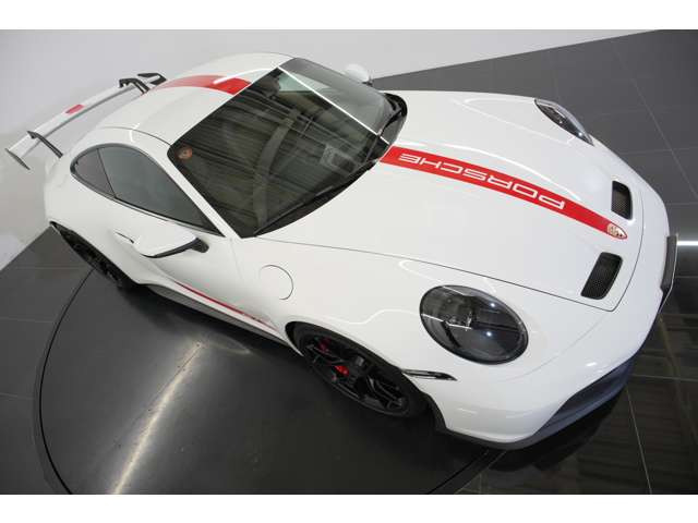 エクスクルーシブデザインテールライトにモータースポーツデカールレッドと魅力的な組み合わせとなっております。